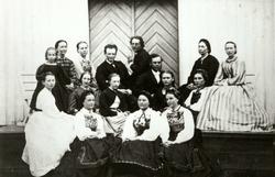 Gruppe, foran dør, Seljord. Ant. venner og familie av propri