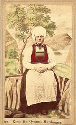 32. Kone fra Qvams, Hardanger.