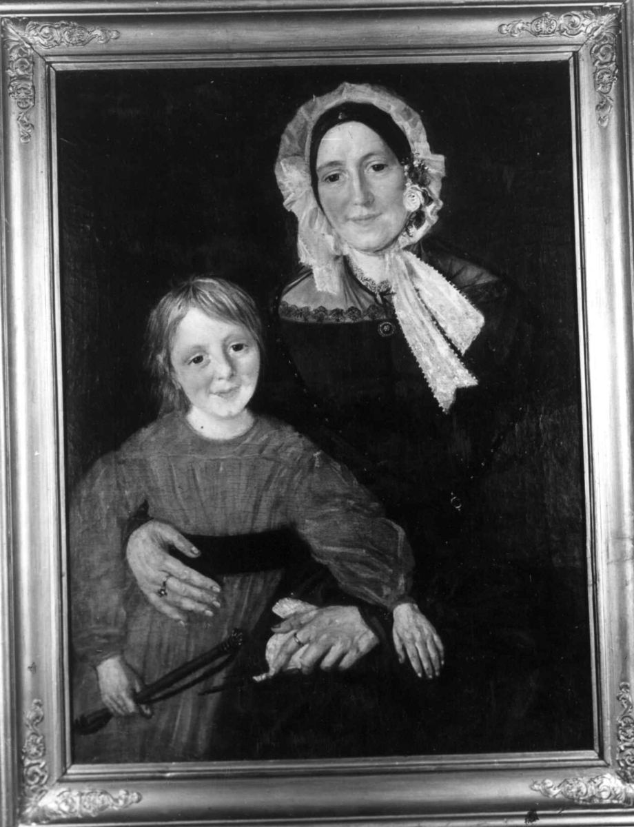 Portrett, Ulrikke Tandberg, f. Faye (1799-1856), g. 1819 m. prost Johan Christian Tandberg (hans hustru nr. 2), med sønnen Stener. Malt 1840 av M. Stoltenberg 40 x 51.
