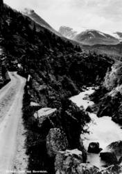 Avfotografert postkort. Veien opp Bøverdalen.