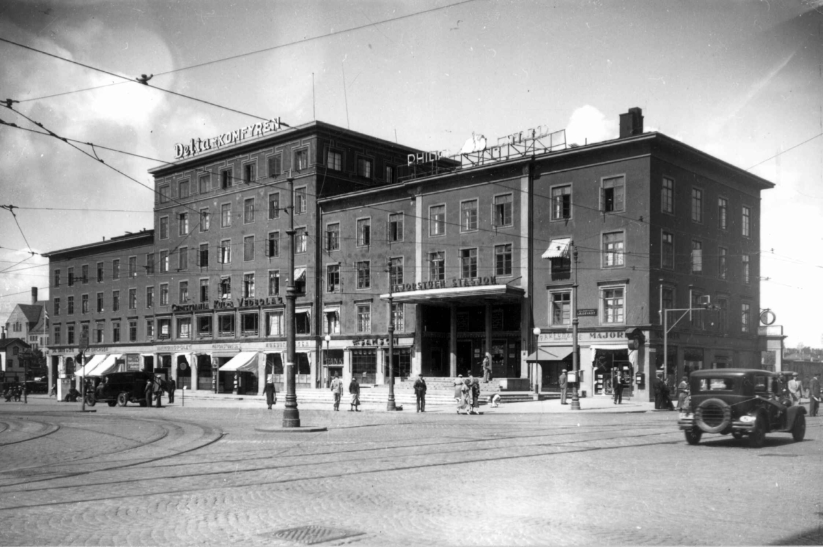 Majorstuen stasjon, Oslo. Majorstuhuset og krysset. Biler og fotgjengere.