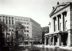 Nationaltheateret, Oslo 1936. Hovedinngangen med søyler.