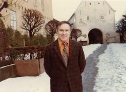 Inspektør Lars Markhus fotografert i desember 1974. Stående 