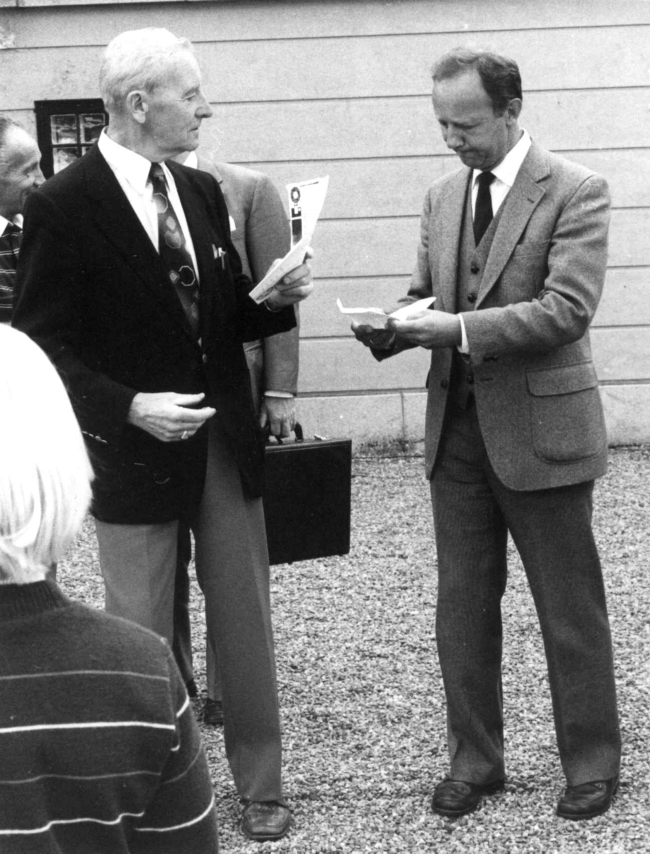 Oslodagene, 28.8.1982. Gårdsplassen på Bogstad. Til høyre førstekonservator Carsten Hopstock.