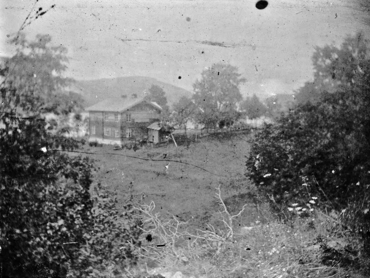 Gårdstun, Nedre Midtgarden, Hauggrend, Fyresdal, Telemark. Jon Gunnarson Ø. Midtgarden f. 1845 drev denne gården i perioden 1873-1884.