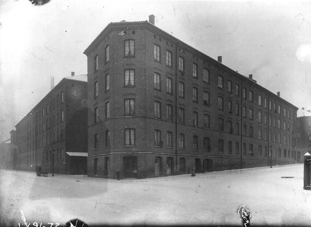 Hjørnet av Jens Bjelkes gate og  Sars` gate, Sofienberg, Oslo. Gråbeingårder.
Fra boliginspektør Nanna Brochs boligundersøkelser i Oslo 1920-årene.