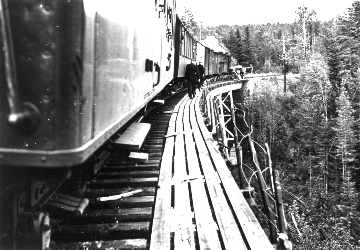 Jernbanebro med tog.  Sør for Røros, nord for Koppang, Hedmark 1939.