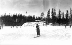 Skiløpere i Nordmarka, Oslo. 1934. Tryvannstua
med flagget t
