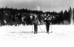 Slalåmrenn, Tryvannsåsen, Oslo. 1934. To kvinnelige skiløper
