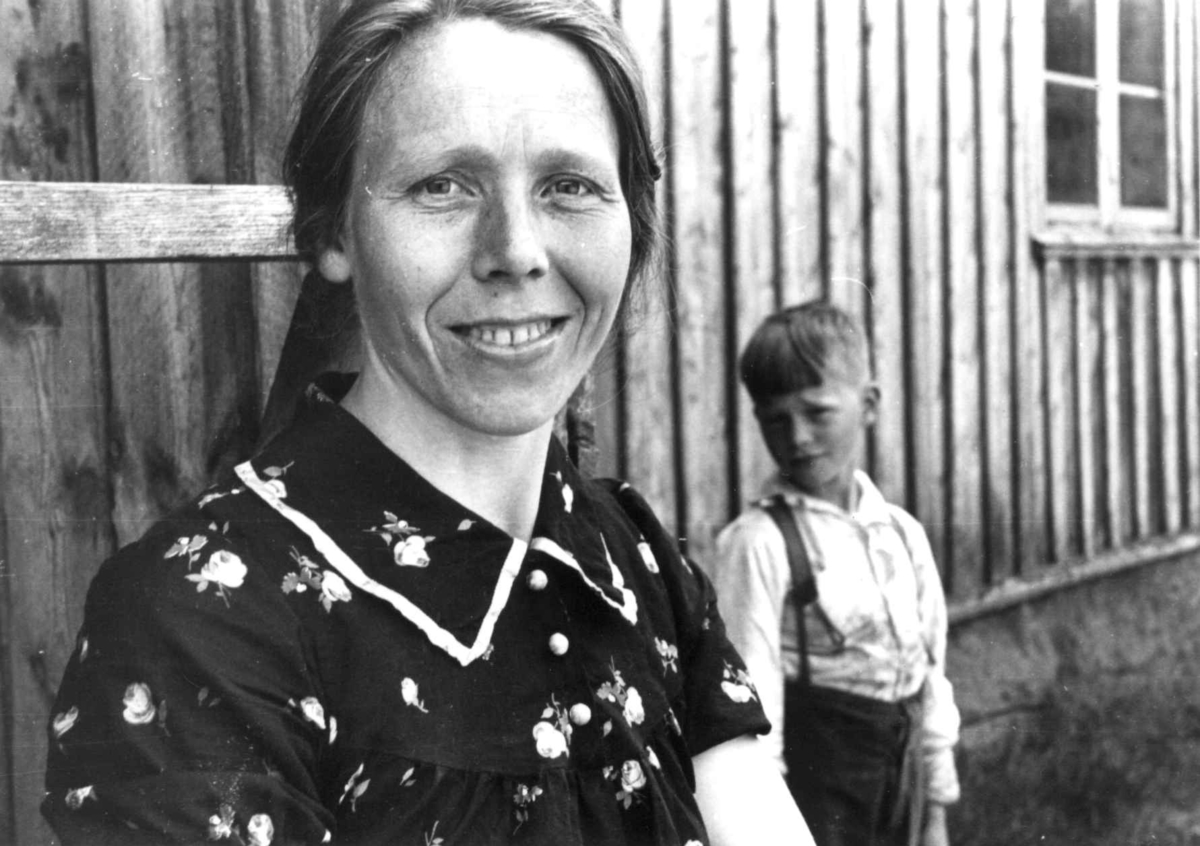 Ansttein Åvitslands datter og en gutt utenfor et hus. Fjotland, Kvinesdal, Vest-Agder 1941.