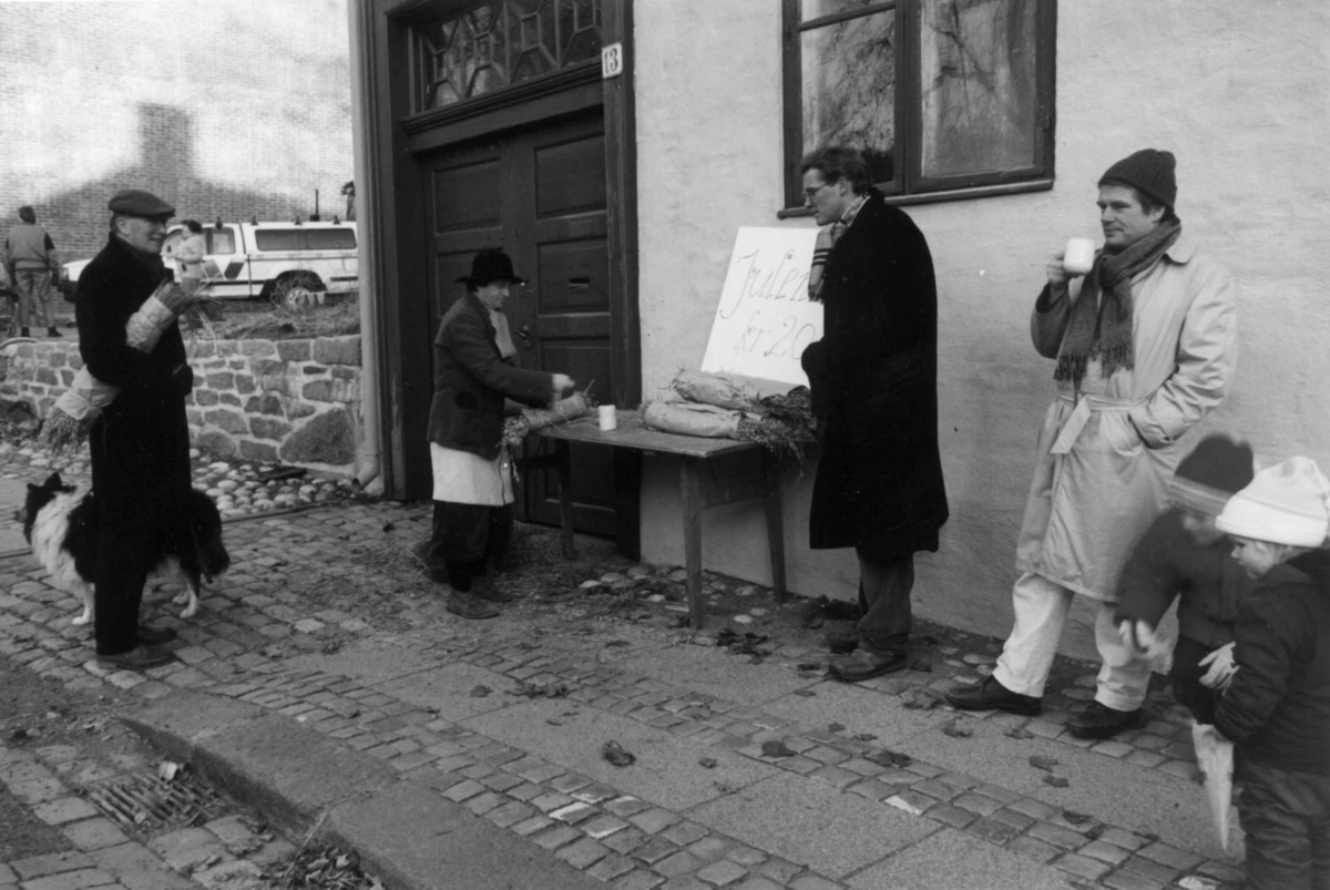 Julemarked 1987. Arkitekt Snorre Skougen selger julenek utenfor Fred Olsens gate 13 (Tannlegemuseet).