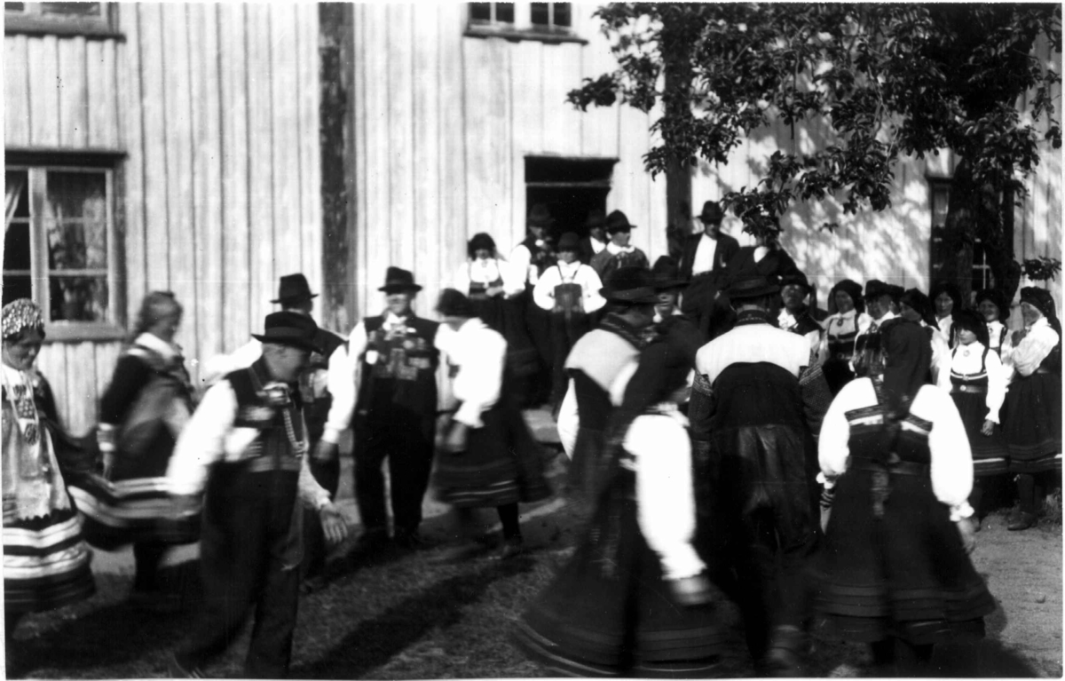 Bryllup, Valle, Setesdal, Aust-Agder, antatt 1924. Dans utendørs. Fra "De Schreinerske samlinger" (skal oppgis).