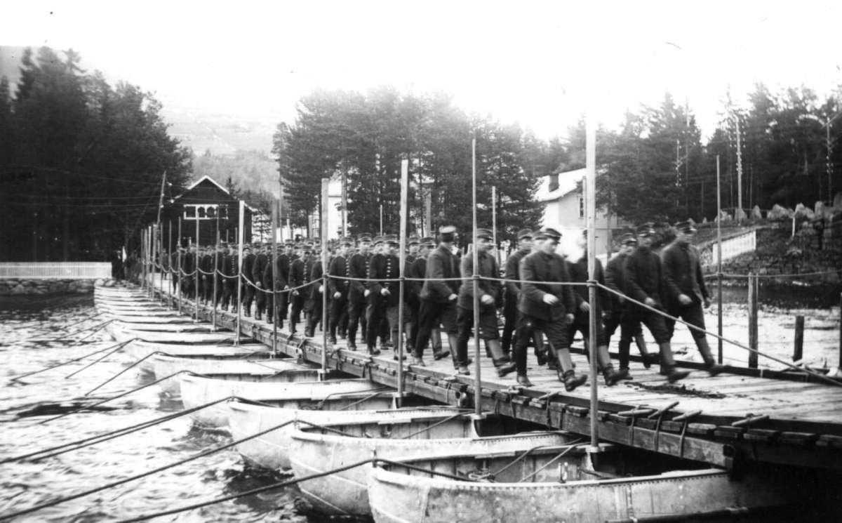 Potongbro. Ingenørsoldater bygger patongbro over Neselven etter brannen 1922. Fagernes, Nord-Aurdal.
