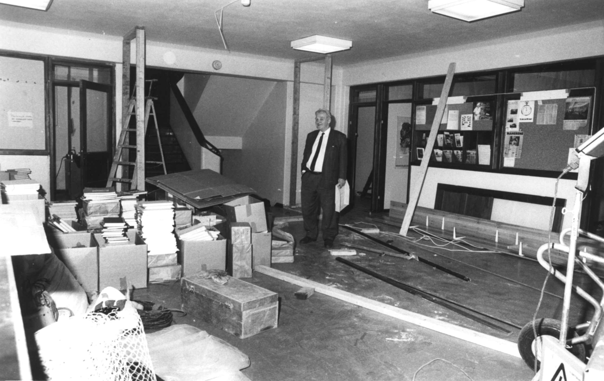 Flyttesjau fra kontoret til Erik Frøyland, 1. etg, kontorbygg på Norsk folkemuseum. Februar 1992.
