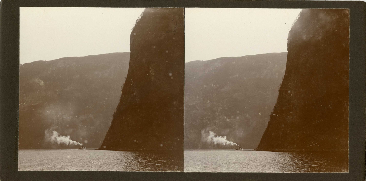 Stereoskopi. Dampbåt på fjord ved fjell, ukjent sted.