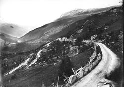 Landskap, ukjent sted med utsyn over fjell- og dalparti med 