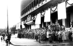 Fra Oslo 7. juni 1945 -Kongen kommer tilbake.
Publikum står 
