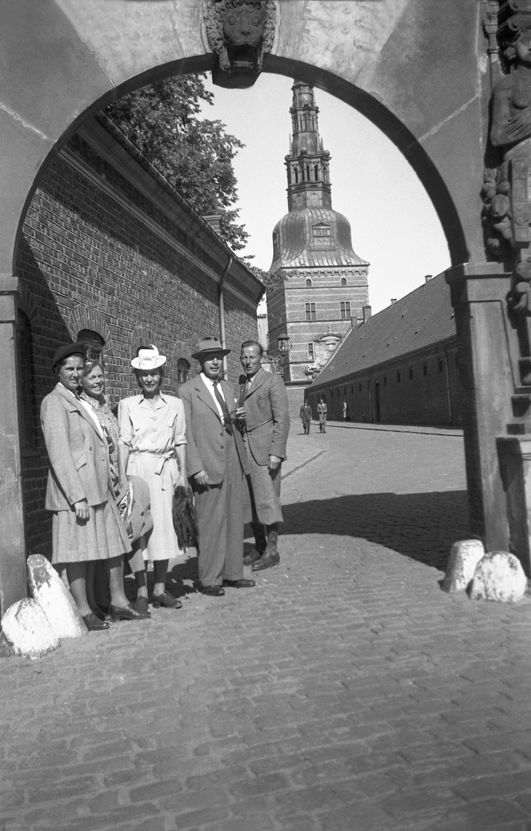 Dordi Arentz og fire ledsagere ved inngangen til Fredriksborg slot i Danmark. Fotografert under en biltur i Danmark og Sverige 1947.