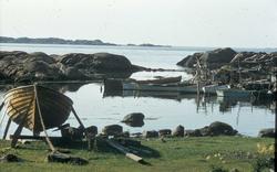 Antakelig Kvennebekken, Fjære Sogn, idag Grimstad, med robåt