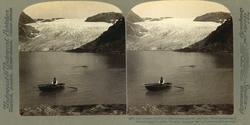 Stereoskopi. Mann i robåt ved isbre (Rembesdalskåka?), på Re