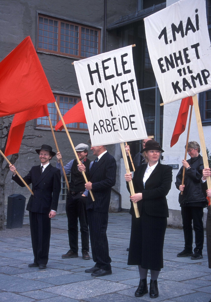 1.mai 2001på Torget foran Hovedbygg  på NorskFolkemuseum.
Demonstranter med flagg og plakater.