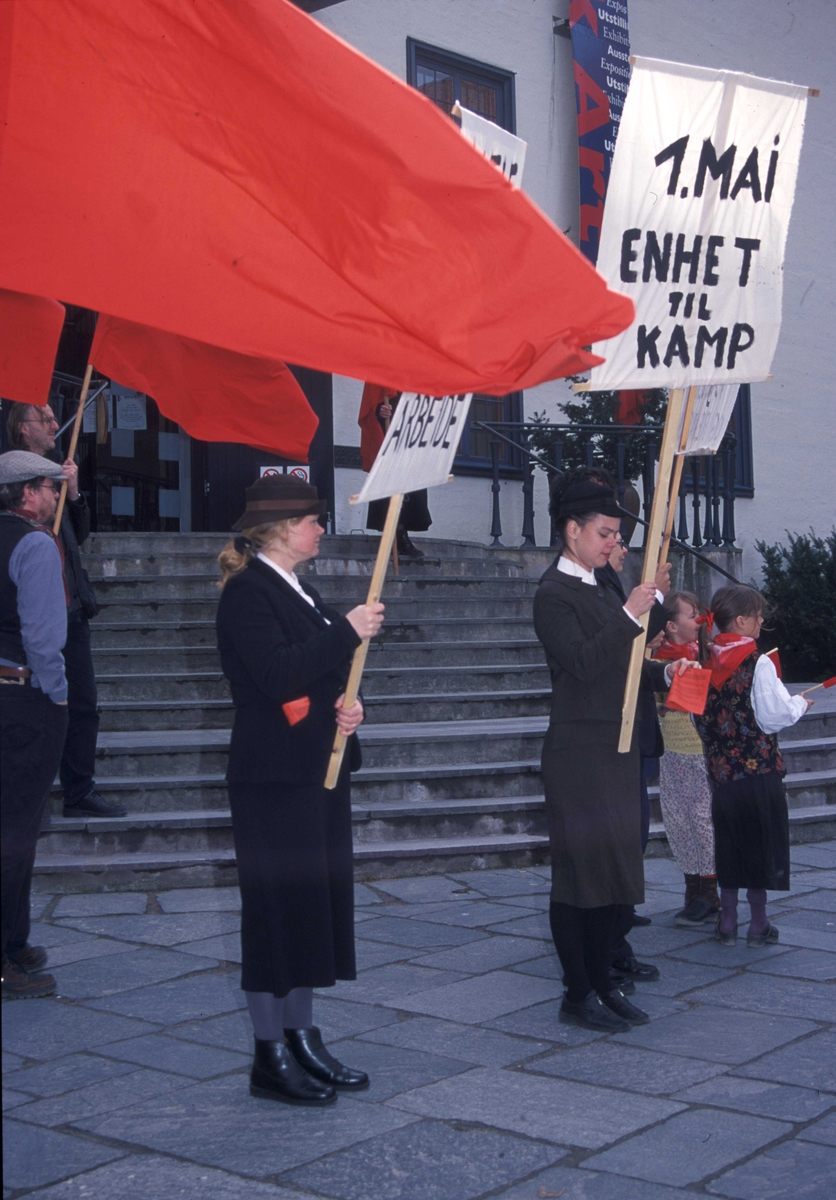1.mai 2001på Torget foran Hovedbygg   på Norsk Folkemuseum. Demonstranter med flagg og plakater.
