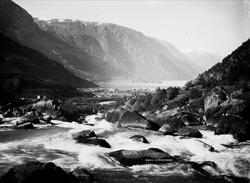 Landskapsfotografi fra Odda i Hardanger. I bakgrunnen sees S