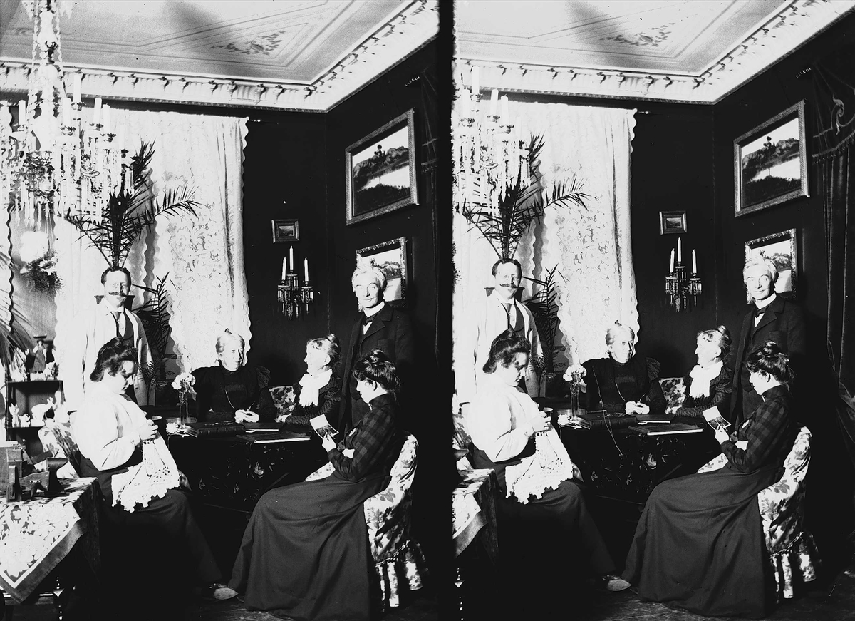 Interiør, gruppe samlet rundt bord i stue, Meltzers gate 9, Oslo, 1906.