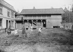 Gruppe på tunet på Gamle Digerud, Frogn, Akershus, 1902.