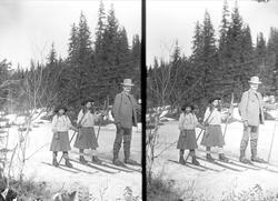 Far Axel Q. Wiborg med døtre på ski på Holoa, Jevnaker, Hade
