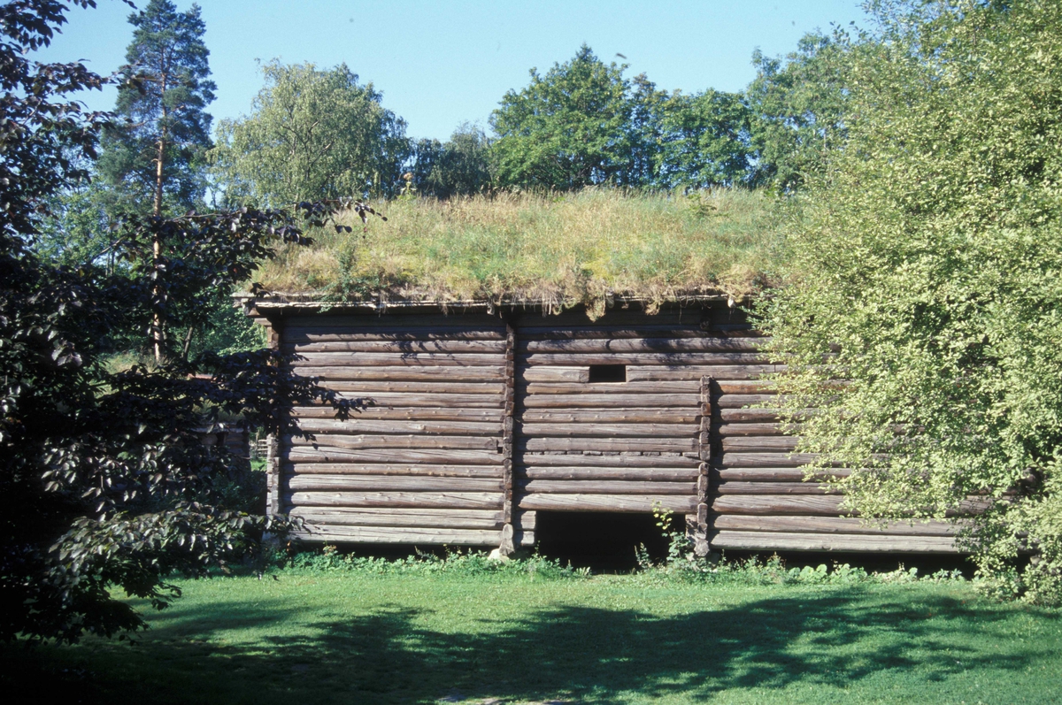 Løe fra Nedre Natadal, Flatdal i Seljord. 
Bygning nummer 137 i Telemarkstunet
på Norsk Folkemuseum.