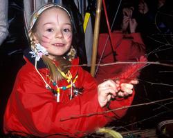 Feiring av fastelavn på Norsk Folkemuseum. Barna lager faste
