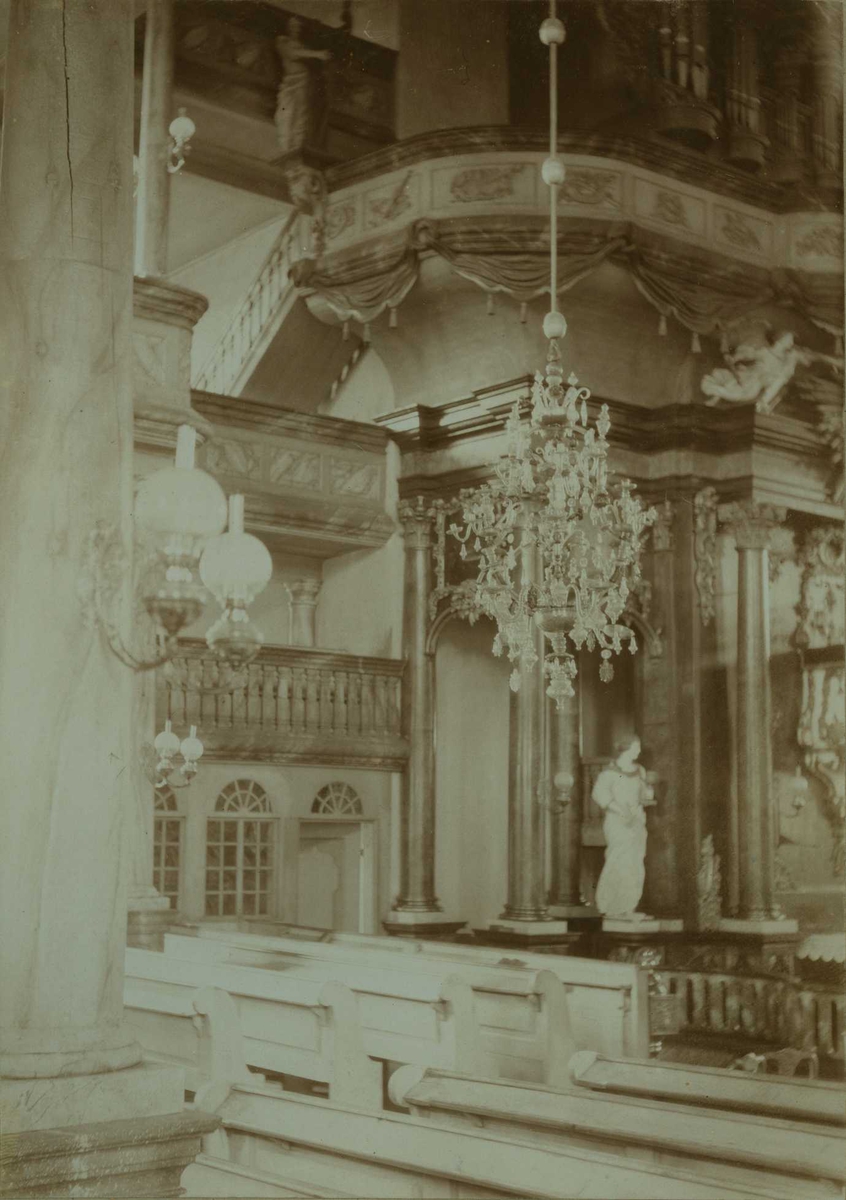 Interiør med lysekrone fra Nøstetangen glassverk, Kongsberg kirke, Kongsberg, Buskerud. Fotografert 1907.