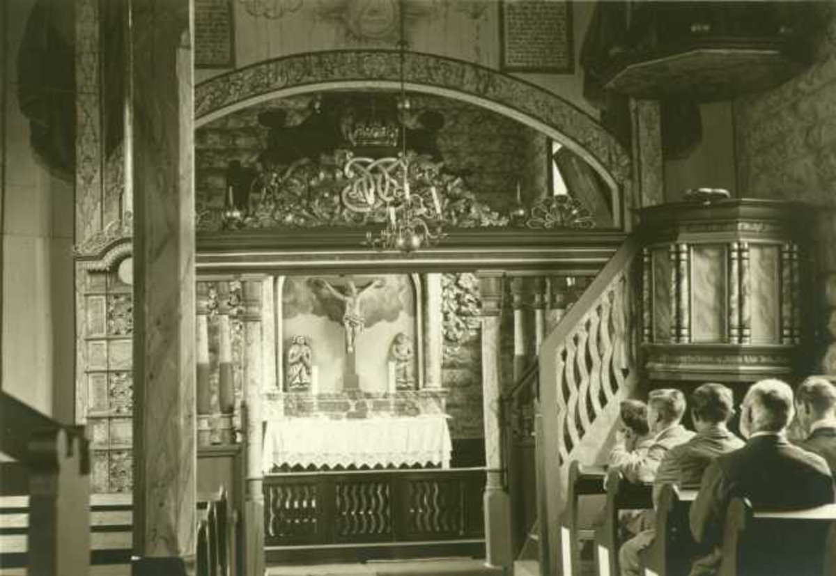 Interiør med prekestol og alter, Sollia kirke, Stor-Elvdal, Hedmark. Fotografert 1916.