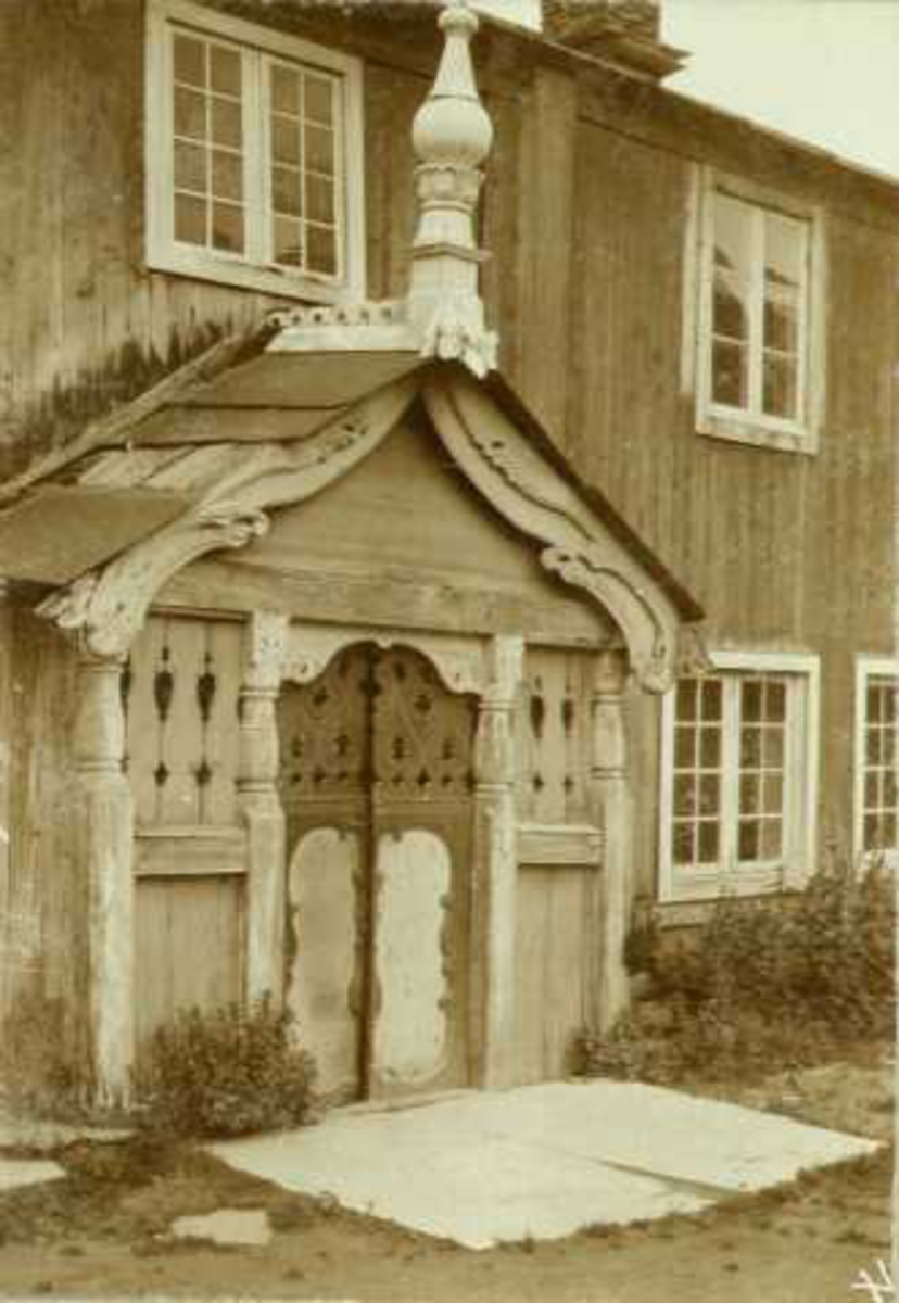 Inngangsparti i vestre stuebygning, Tofte, Dovre, Oppland.   Fotografert 1905.