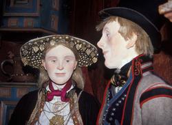 Fra draktutstillingen " Folk og klede-skikk og bruk"
Her er