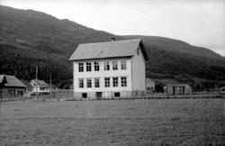 Naustdal, Eikefjord, Flora, Sogn og Fjordane. Hvitt skolehus