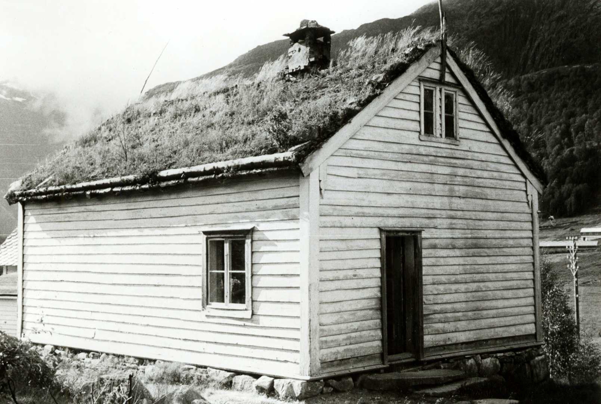 Klakegg, Jølster, Sogn og Fjordane. Hvitt lite skolehus med torv på taket. Registrering utført 1958-59 av Johan Schiong for Noregs Lærarlag. 