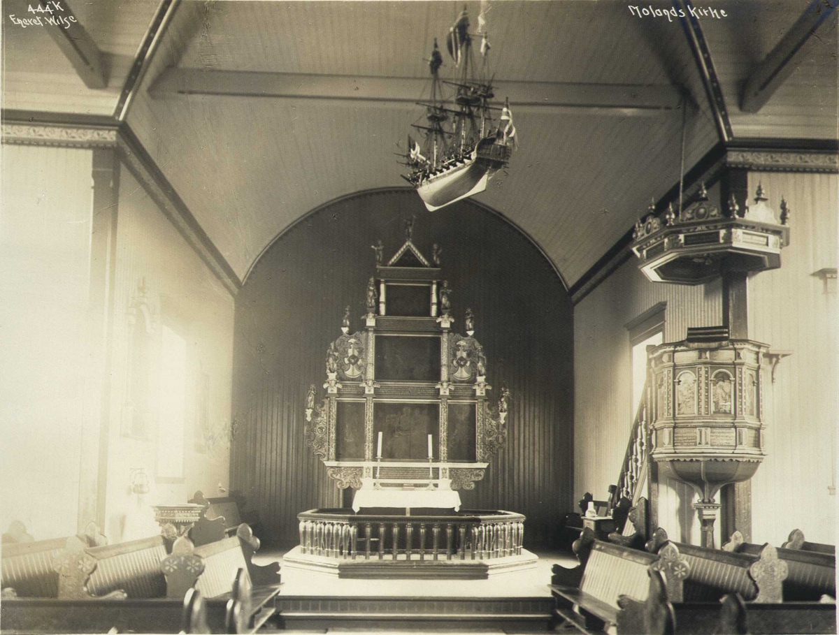 Interiør mot prekestol og alter, Vestre Moland kirke, Lillesand, Aust-Agder. 