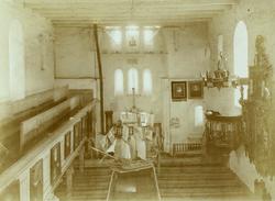 Kirkeinteriør med prekestol og kirkeskip, Tingvoll kirke, Ti