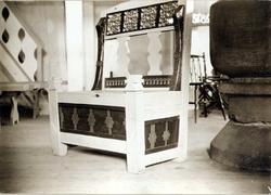 Korstol og døpefont, Trondenes kirke, Harstad, Troms. Fotogr