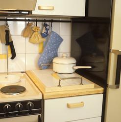 Kokekrok med oppheng for kjøkkenredskaper m.m. på kjøkken i 