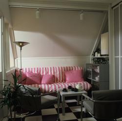 Sofakrok i  leilighet  på loftet  i enebolig. Illustrasjonsb