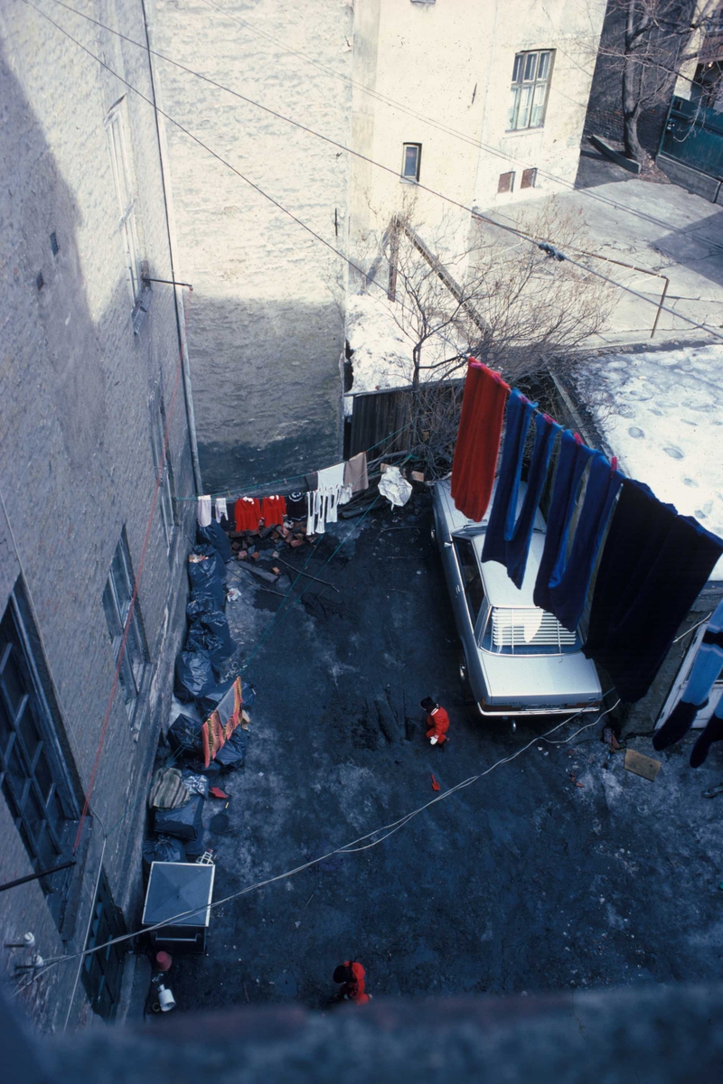 Utsikt til bakgården i  Wessels gate 15 på Meyerløkka i Oslo, før utbedring av arealet i 1985. Bonytt 3/1985.