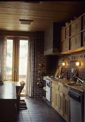 Kjøkken i hus fra 1965, tegnet av arkitekt Sverre Fehn. Tegl