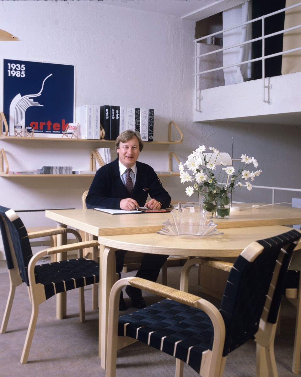 Skrivebord, stoler og blomstervaser fra Alvar Aaltos llustrasjonsbilde fra Bonytt 1986.