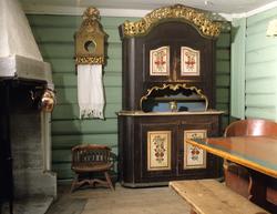 Framskap med akantus toppstykke fra Lom eller Skjåk. Kunstne