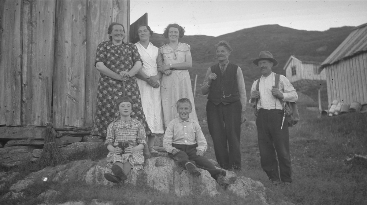 Familie samlet på setra, Liabøsætra, Oppdal, Sør-Trøndelag. Fotografert 1937. 