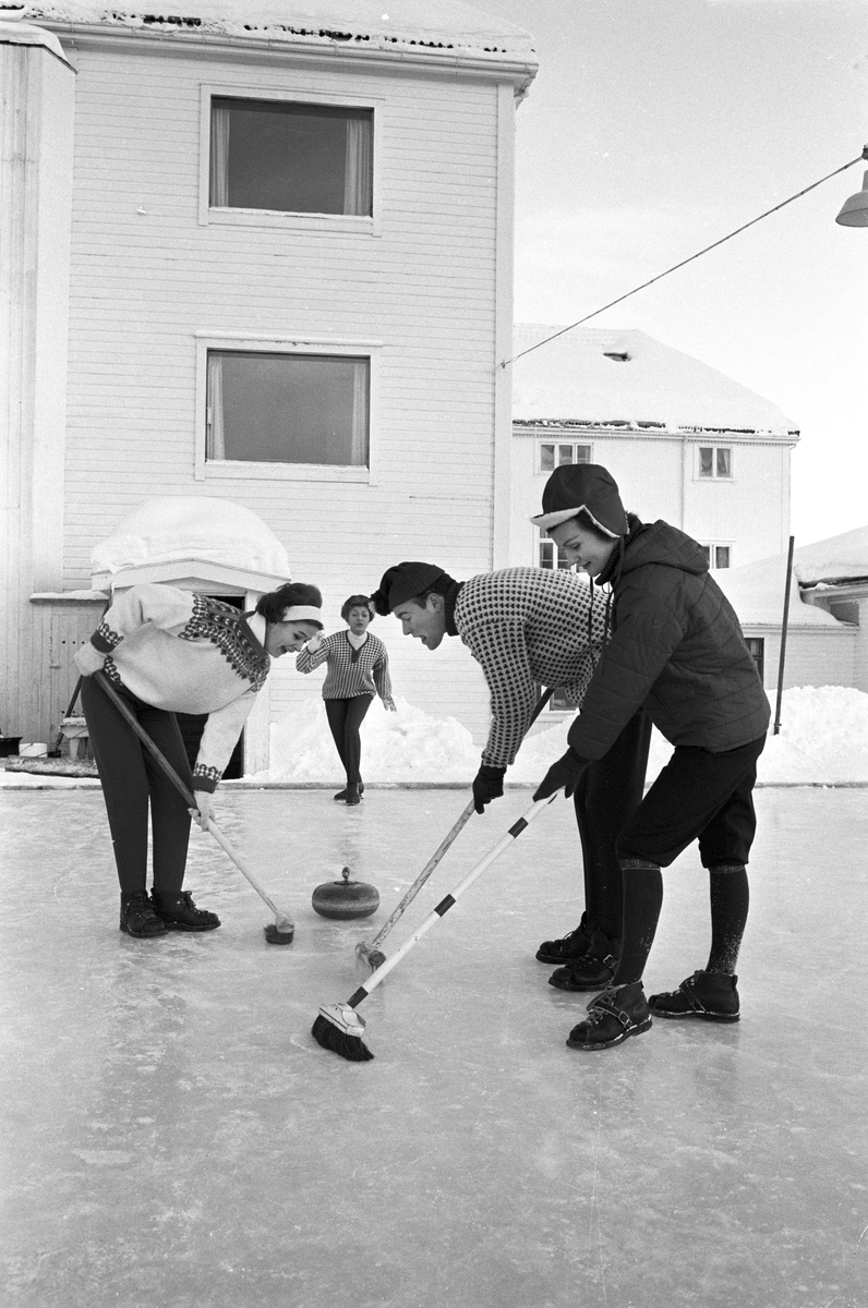 Serie bilder av curling på Geilo. 