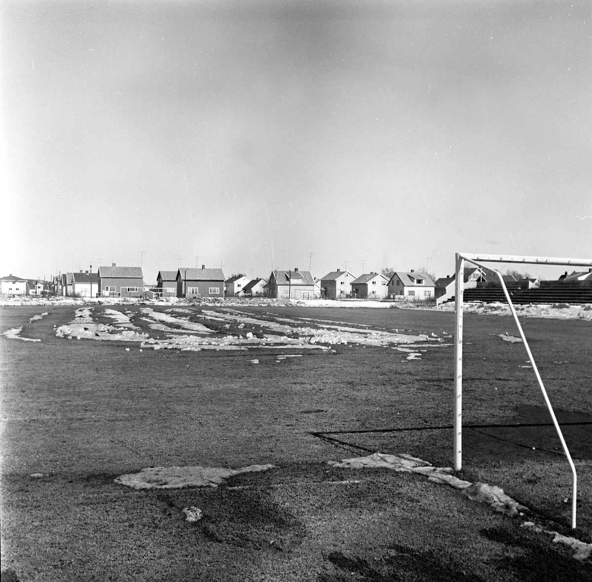 Serie bilder av fotballbaner med mye snø, 28.04.1966.